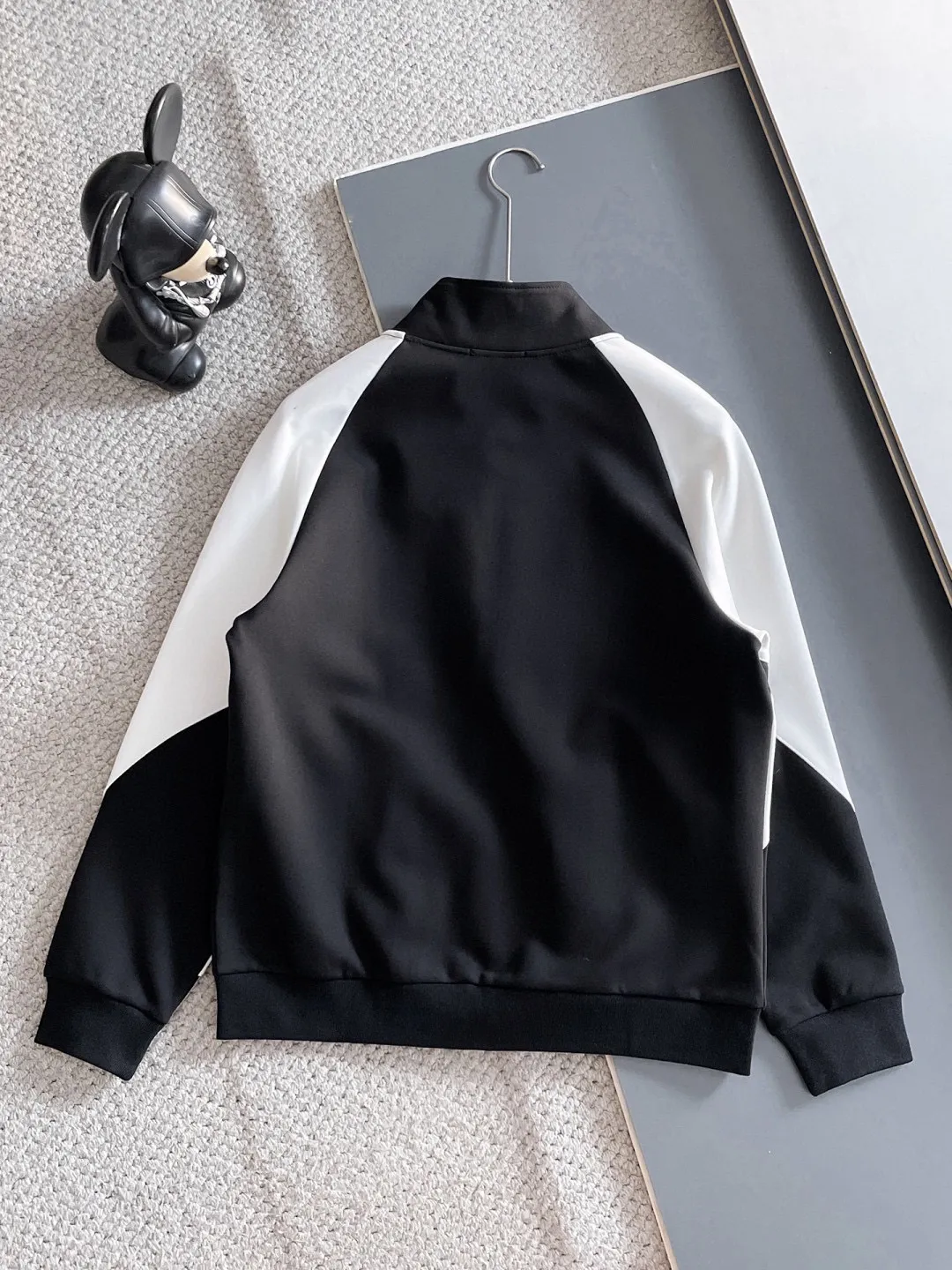 🅿️720 [LV Louis Vuitton] hot-selling suit is coming. Focus on the original version of the official website. 2025 new hot-selling cardigan and sweatshirt suit. The original order is the best. 🇭🇰The meticulous work of top designers. It has a fitting and perfect upper body effect. All-natural high-quality Tencel Roman cotton 100%, close-fitting comfort, noble and elegant! Original hardware embodies elegance and nobility! Counter size: M-3XL (maximum wear up to 190 pounds)